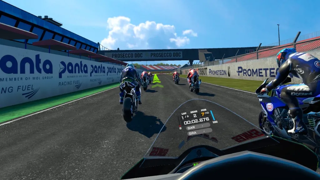 VRIDER 评测 - 几位骑摩托车的赛车手在虚拟赛车场景中。