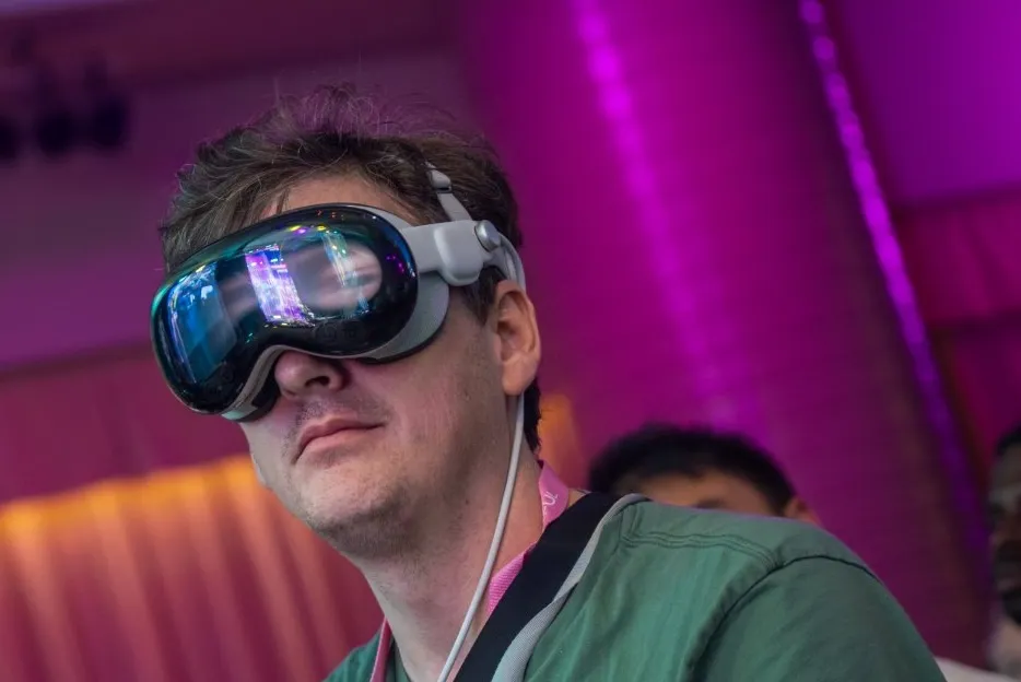 我使用 Meta Ray-Ban 眼镜和 Apple Vision Pro 报道增强现实世界博览会